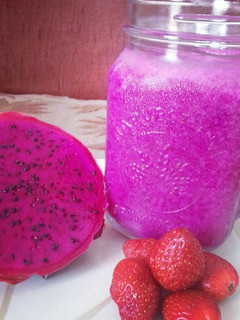 Foto resep Refreshing Jus buah naga plus Strawberry dan lime