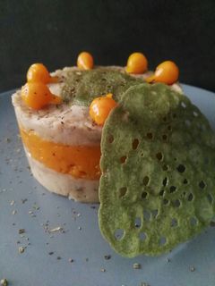 Una foto de Timbal de patata al ajo negro y calabaza