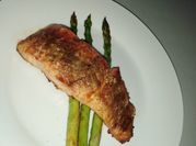 Una foto de cena saludable de esparragos