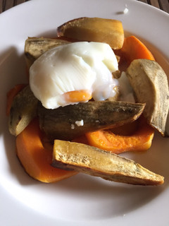 Una foto de Boniato y calabaza al horno con huevo escalfado 🎃🍠🥚