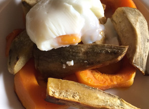 Una foto de Boniato y calabaza al horno con huevo escalfado 🎃🍠🥚