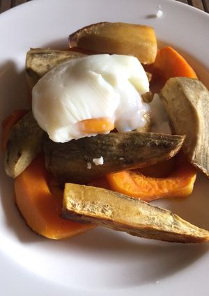 Una foto de Boniato y calabaza al horno con huevo escalfado 🎃🍠🥚