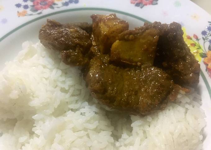 Rendang dengan kentang goreng