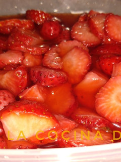 Una foto de Fresas en su jugo / con vinagre