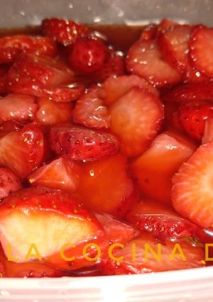 Una foto de Fresas en su jugo / con vinagre