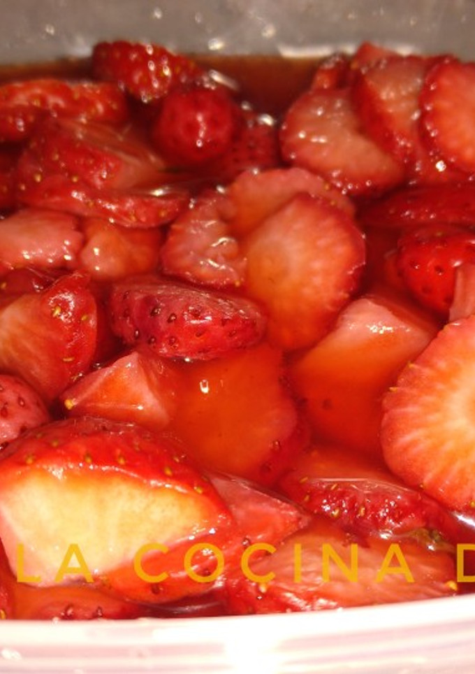 Una foto de Fresas en su jugo / con vinagre