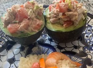 Una foto de Aguacates rellenos de atún