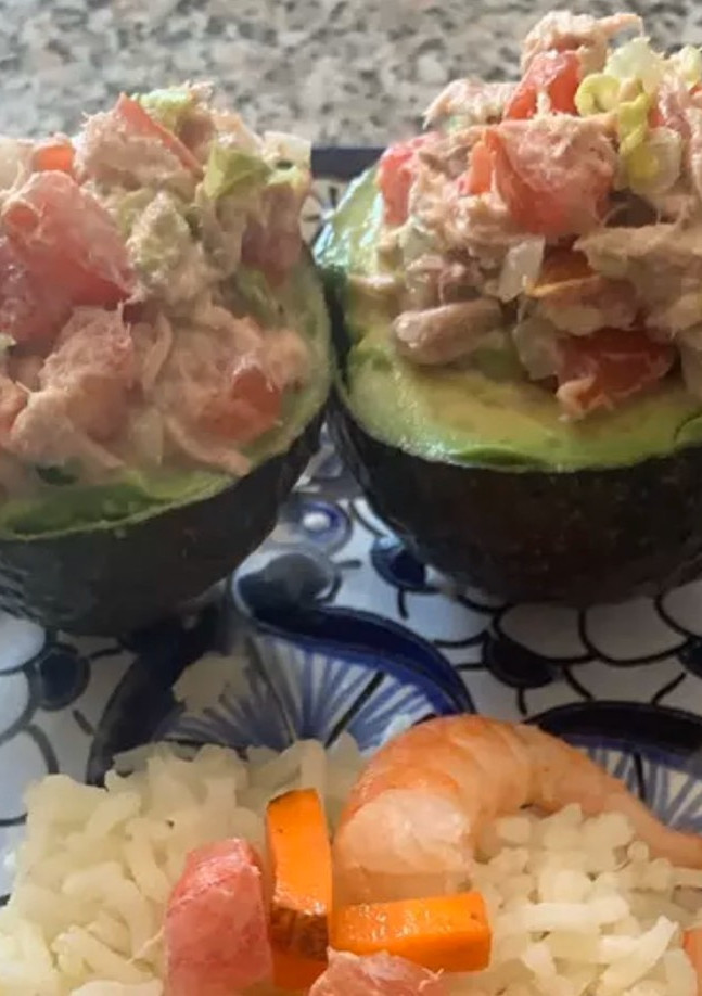 Una foto de Aguacates rellenos de atún