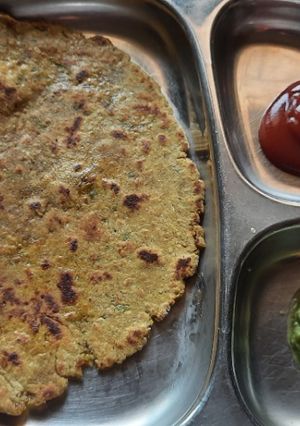 कोबी गाजर परााठा (Kobi gajar paratha recipe in marathi) रेसिपी चे मुख्य फोटो