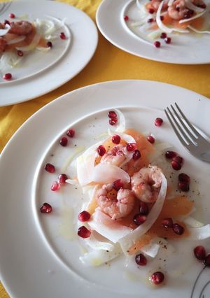 Foto di Salmone, gamberi, finocchi e melagrana