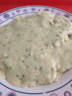 Una foto de Salsa blanca con perejil y cebolla