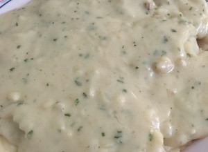 Una foto de Salsa blanca con perejil y cebolla