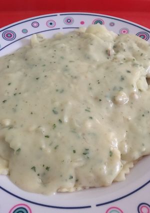 Una foto de Salsa blanca con perejil y cebolla
