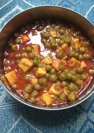A picture of Matar paneer.