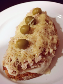 Una foto de Tosta de atún y queso