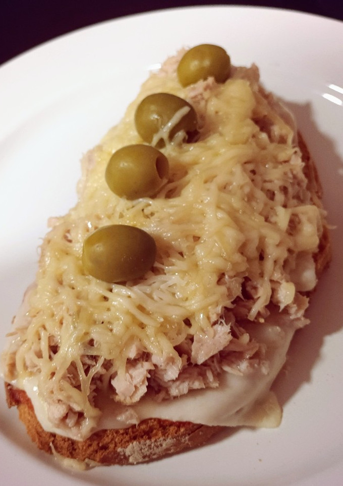 Una foto de Tosta de atún y queso