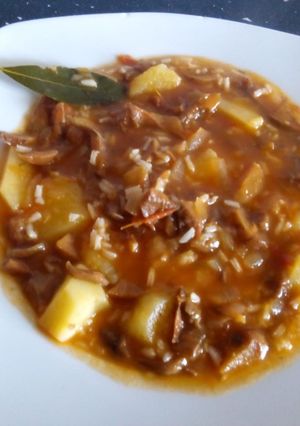 Una foto de Patatas guisadas con arroz y níscalos
