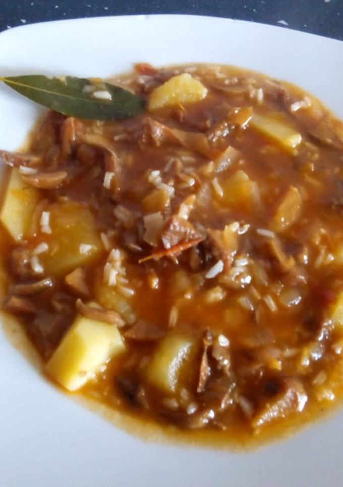 Una foto de Patatas guisadas con arroz y níscalos