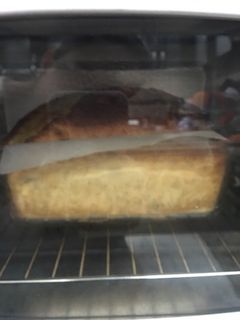 Una foto de Banana bread with yogurt frosting