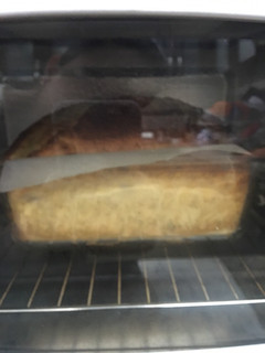 Una foto de Banana bread with yogurt frosting
