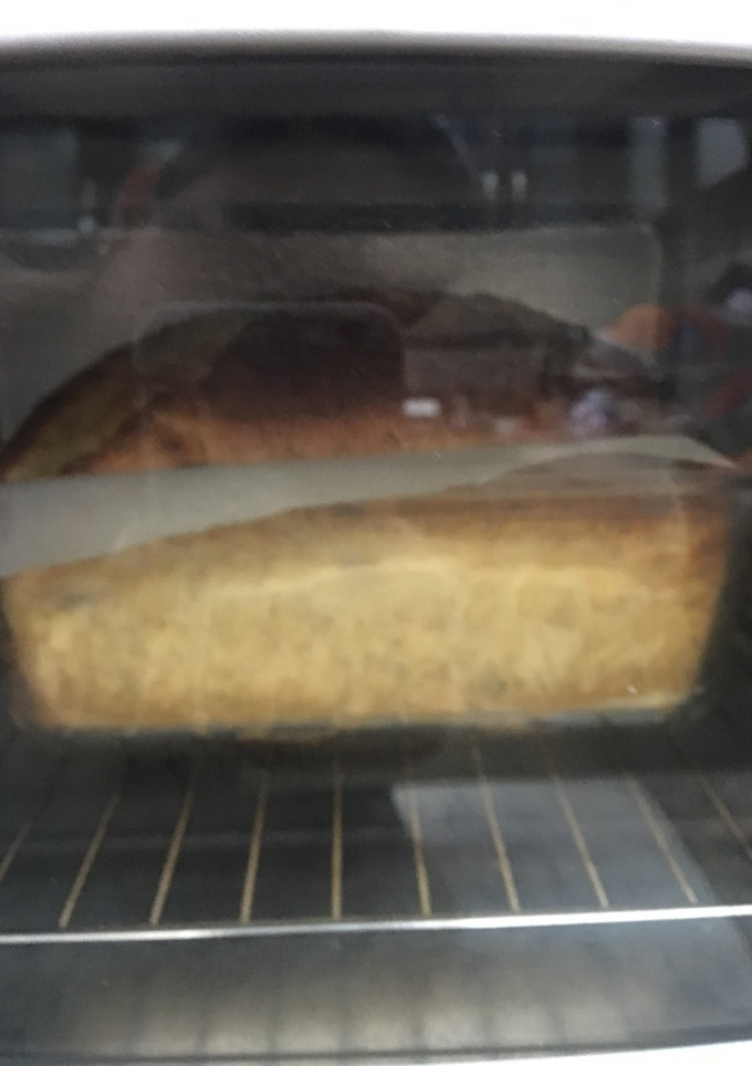 Una foto de Banana bread with yogurt frosting