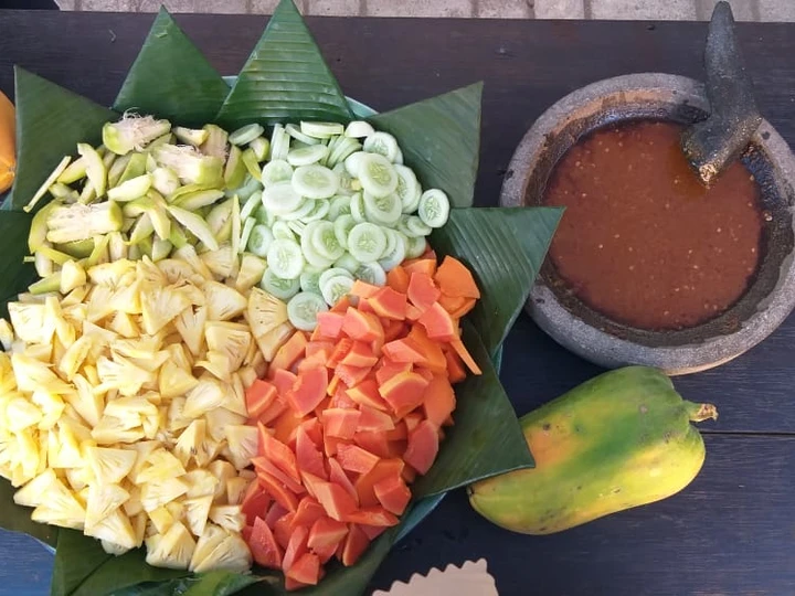 Cara Gampang Menyiapkan Resep Rujak Buah Sambal Gula Merah yang Enak Banget Anti Ribet, Mantap Sekali