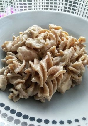 Mustáros-tejfölös-fokhagymás csirke fussili tésztával recept fotója