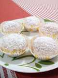 Biscotti al cocco ripieni con marmellata di pesche