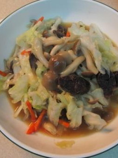 【菇菇巧思】臘炒菇菇高麗菜 的食譜成品照片