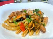 Una foto di mazzancolle e cozze