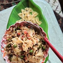 A picture of Veggie masala farfalle pasta.