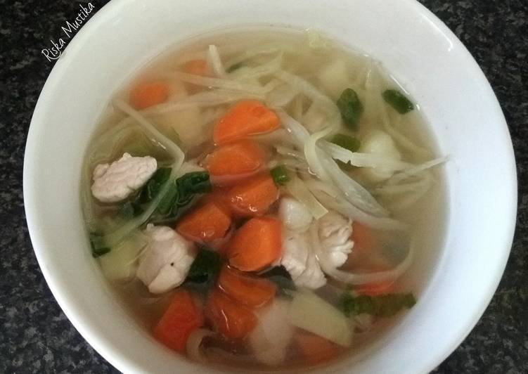 Steps to Make Quick Chicken Soup (Indonesian Style)