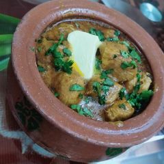 A picture of Chicken makhni handi.