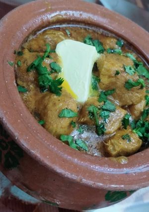 A picture of Chicken makhni handi.