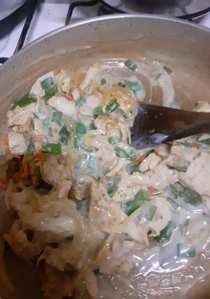 Una foto de Pechuga de pollo con salsa blanca y verdeo😋
