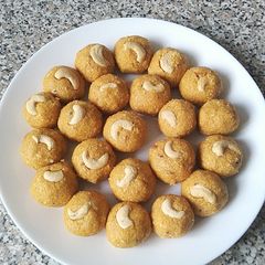 Homemade Besan ke ladoo A picture of Homemade Besan ke ladoo.