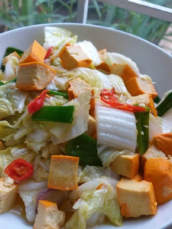 Langkah Gampang Menyiapkan Resep Tumis sawi putih tahu gepeng oranye yang Lezat Sekali Anti Ribet, Menggugah Selera