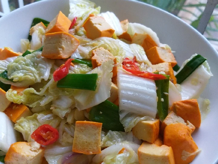 Langkah Gampang Menyiapkan Resep Tumis sawi putih tahu gepeng oranye yang Lezat Sekali Anti Ribet, Menggugah Selera