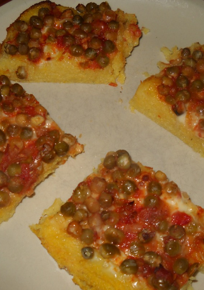 Una foto de Cuadrados de polenta al horno con salsa  de tomate y arvejas
