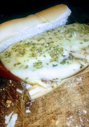 Una foto de Sándwich de mortadela a la parrilla con manteca de ajo