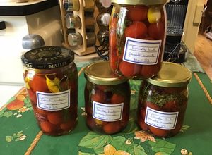 Une photo de Tomates cerises à l'huile d'olive, ail, piments, thym et romarin