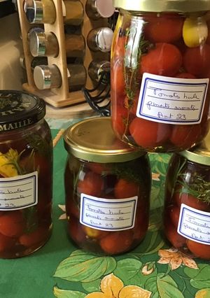 Une photo de Tomates cerises à l'huile d'olive, ail, piments, thym et romarin
