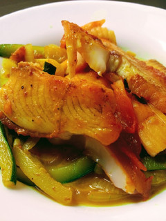 Una foto de Tilapia y dos verduras