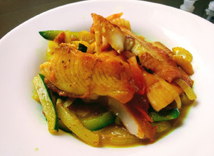 Una foto de Tilapia y dos verduras