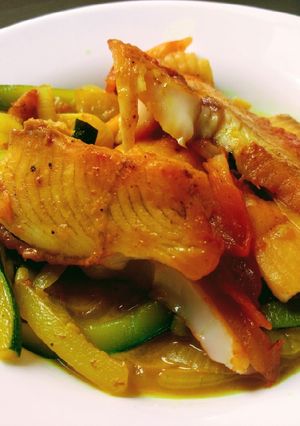 Una foto de Tilapia y dos verduras