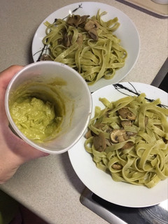 Una foto de Nidos/espaguetis con champiñones y salsa de aguacate y atún