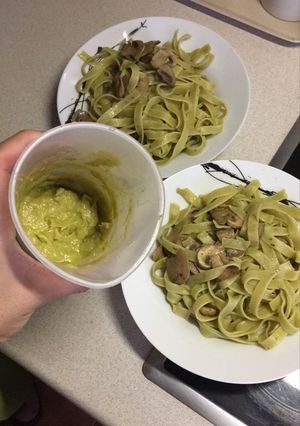 Una foto de Nidos/espaguetis con champiñones y salsa de aguacate y atún