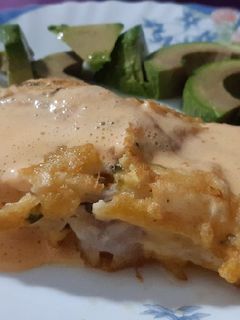 Una foto de Rape rebozado con salsa de morrón y ajo