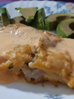 Una foto de Rape rebozado con salsa de morrón y ajo