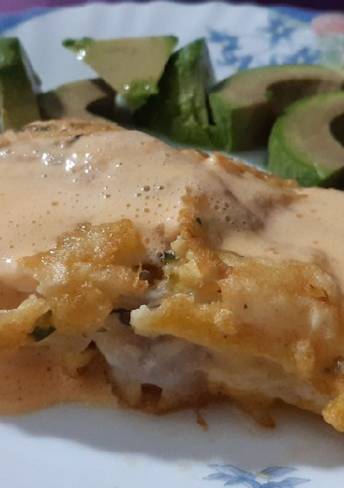 Una foto de Rape rebozado con salsa de morrón y ajo